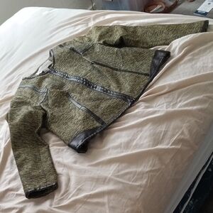 Doncaster Green Leather Jacket with Prominent Collar and Long Sleeves